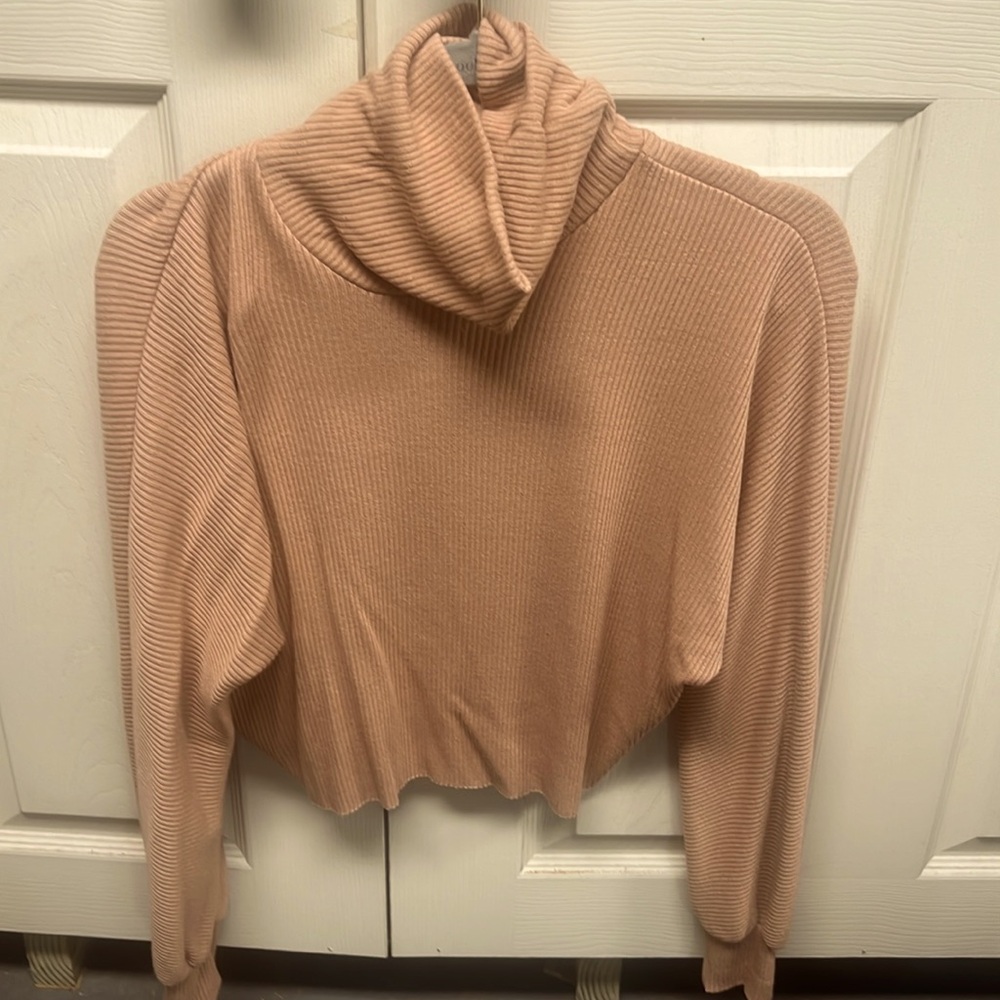 Slightly cropped beige turtleneck/ very versatile size M